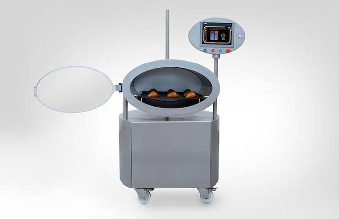 Vactorr A — unidade compacta de testes de resfriamento e cozimento a vácuo para P&D, com câmara oval aberta exibindo croissants e painel de controle